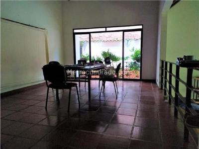 Casa de 5 alcobas en venta en Ciudad Jardin, Cali, 670 m² · foto 2 de 11