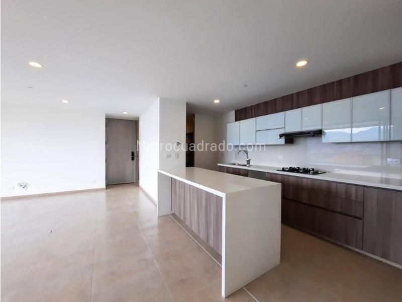 3BR Apartment with Balcony in Los Balsos, El Poblado - 2