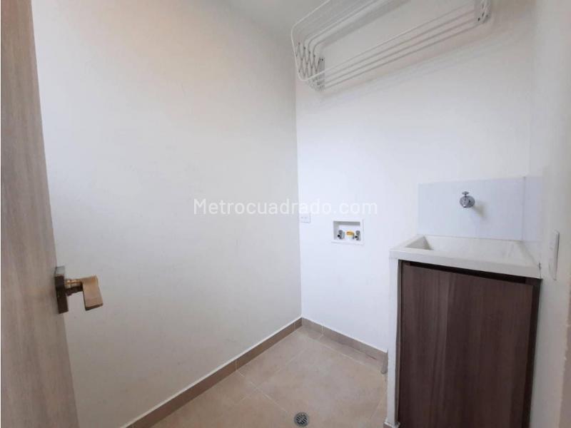 3BR Apartment with Balcony in Los Balsos, El Poblado - 5