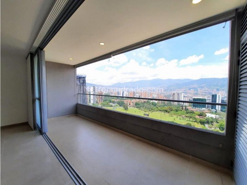 3BR Apartment with Balcony in Los Balsos, El Poblado - 6