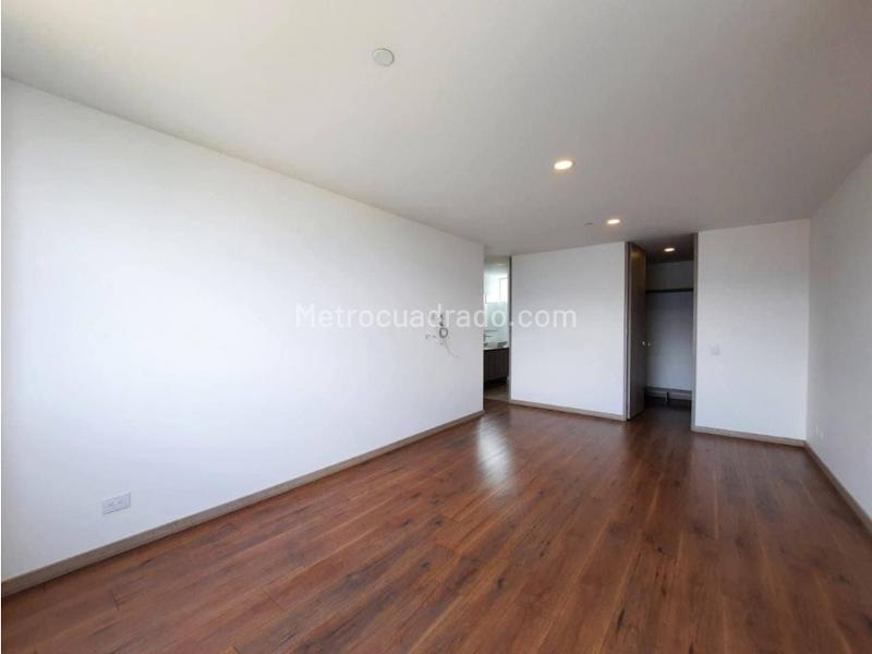 3BR Apartment with Balcony in Los Balsos, El Poblado - 9