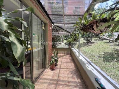 Casa de 5 alcobas en venta en Los Alcazares, Sabaneta, 254 m² · foto 2 de 9