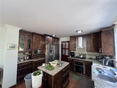Casa de 5 alcobas en venta en Los Alcazares, Sabaneta, 254 m² · foto 3 de 9
