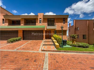 Casa de 5 alcobas en venta en Bosque De Pinos, Bogotá, 495 m² · foto 2 de 20