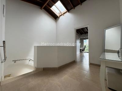 Casa de 5 alcobas en venta en Loma Las Brujas Envigado, Envigado, 404 m² · foto 15 de 20