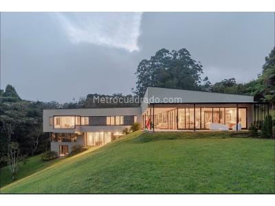 Casa de 4 alcobas en venta en Las Palmas El Poblado, Medellín, 785 m² · foto 2 de 8