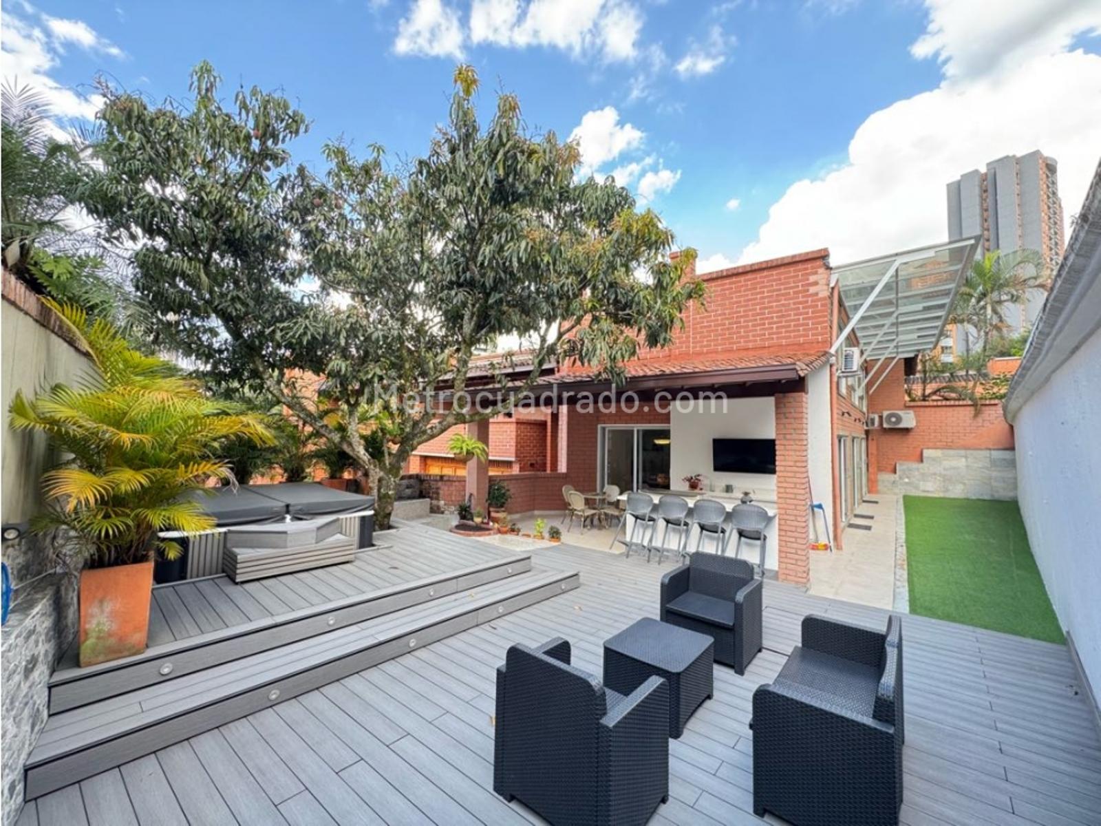 Casa de 4 habitaciones en venta en Loma los Parra Poblado, Medellín — imagen 1 de 20