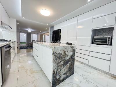 Casa de 4 alcobas en venta en Loma Los Parra Poblado, Medellín, 334 m² · foto 17 de 20
