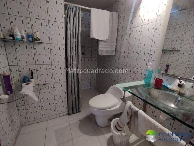 Casa de 5 alcobas en venta en El Velodromo, Medellín, 250 m² · foto 13 de 20