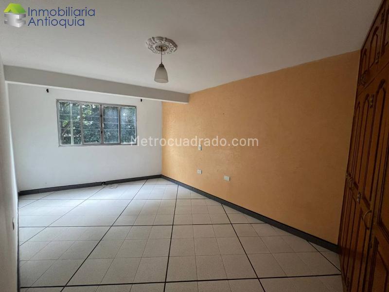 Casa Amplia de 5 Alcobas en Santa Fe - 2