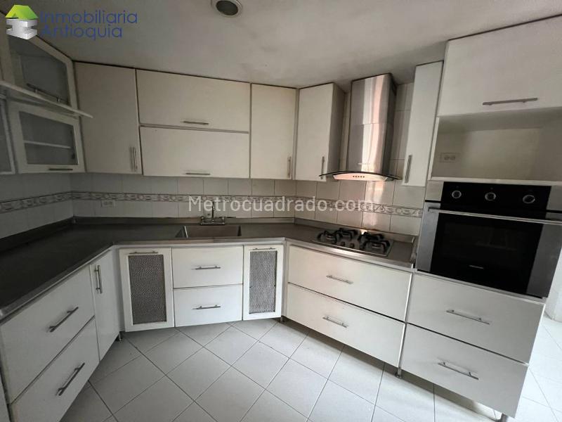Apartamento Amplio de 4 Alcobas en La Floresta - 9