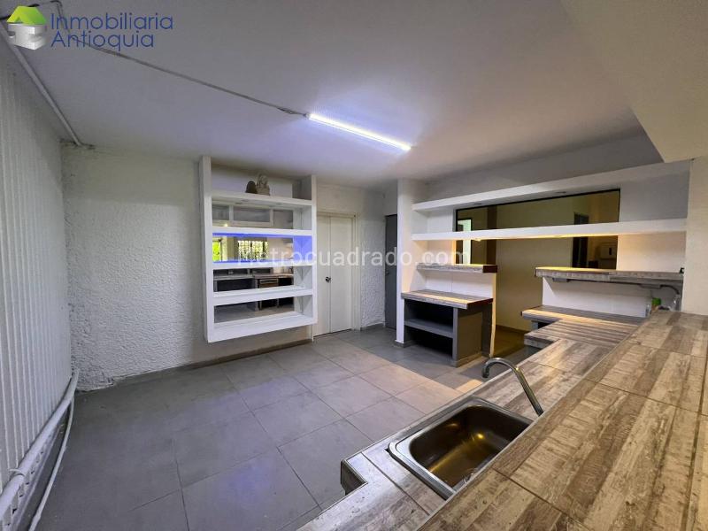 Casa/Local en Arriendo con 5 Alcobas en Laureles - 3