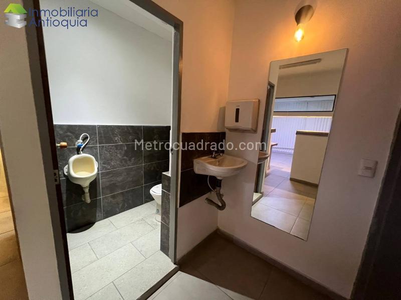 Casa/Local en Arriendo con 5 Alcobas en Laureles - 4