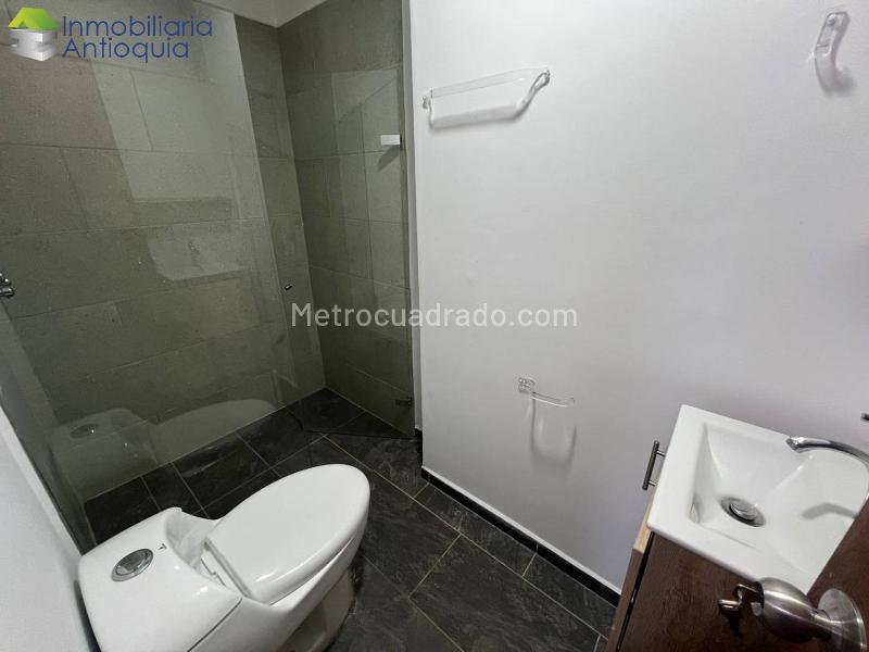 Casa/Local en Arriendo con 5 Alcobas en Laureles - 6