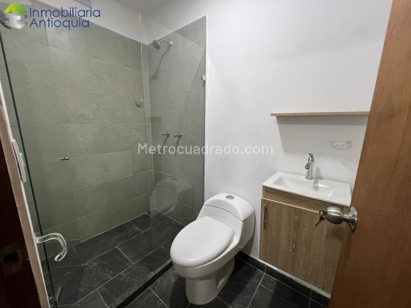 Casa/Local en Arriendo con 5 Alcobas en Laureles - 8
