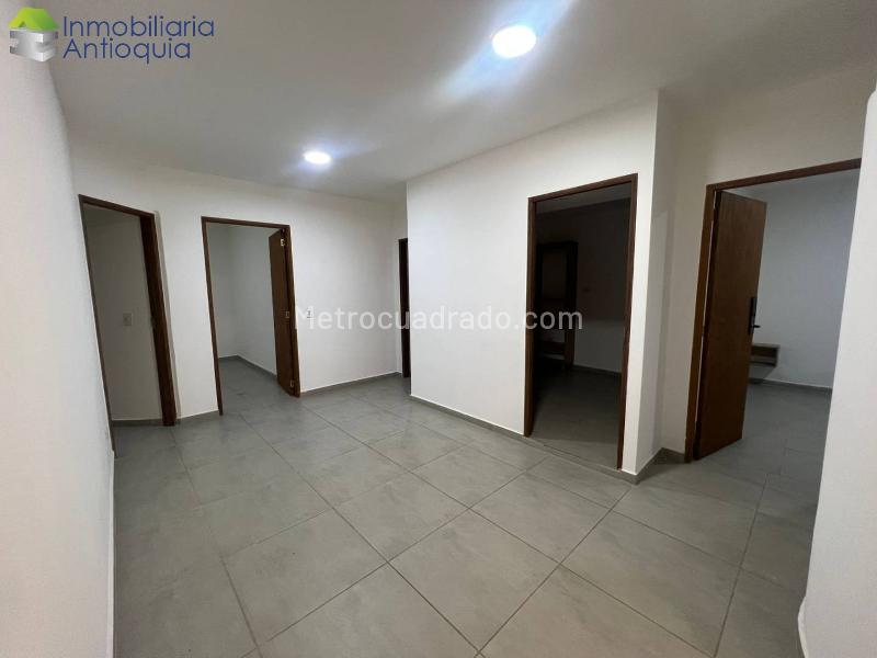 Casa/Local en Arriendo con 5 Alcobas en Laureles - 9