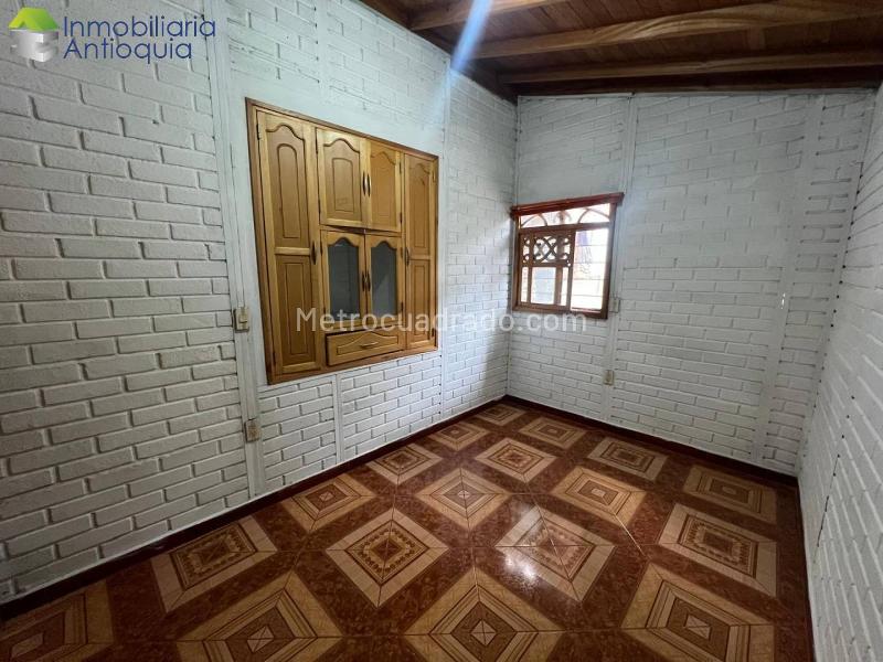 2BR Semi-Internal 2nd-Floor House in Villa Hermosa (45 m²) - 2