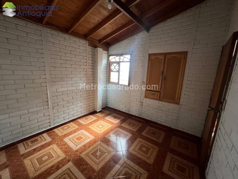 2BR Semi-Internal 2nd-Floor House in Villa Hermosa (45 m²) - 3