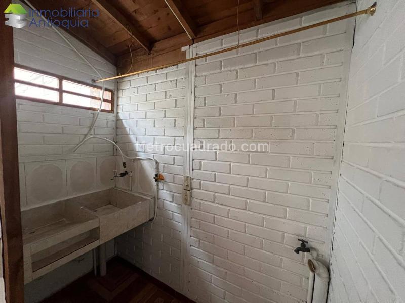 2BR Semi-Internal 2nd-Floor House in Villa Hermosa (45 m²) - 7