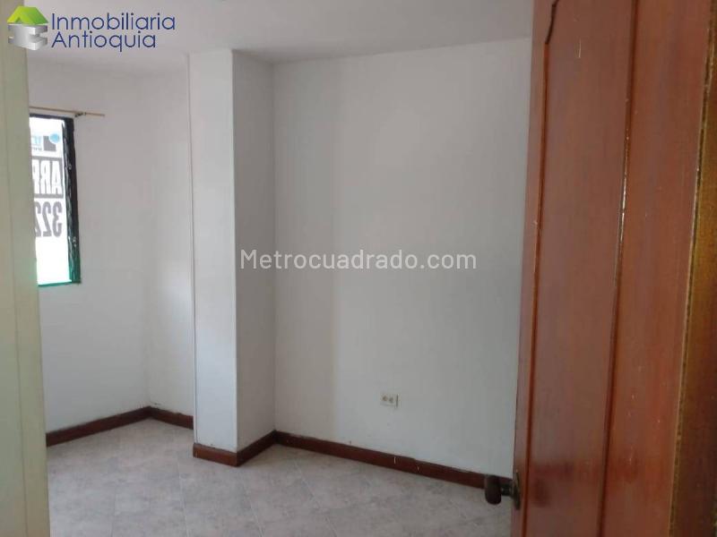 Amplio Apartamento de 3 Alcobas con Balcón en Belén San Bernardo - 4