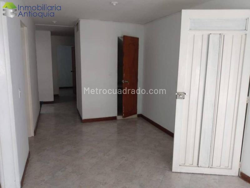 Amplio Apartamento de 3 Alcobas con Balcón en Belén San Bernardo - 5