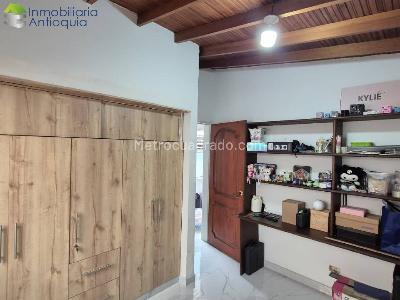 Casa de 5 alcobas en venta en Laureles, Medellín, 212 m² · foto 10 de 17
