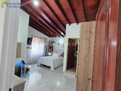 Casa de 5 alcobas en venta en Laureles, Medellín, 212 m² · foto 11 de 17
