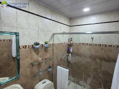 Casa de 5 alcobas en venta en Laureles, Medellín, 212 m² · foto 12 de 17