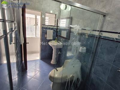 Casa de 5 alcobas en venta en Laureles, Medellín, 212 m² · foto 13 de 17
