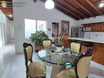 Casa de 5 alcobas en venta en Laureles, Medellín, 212 m² · foto 2 de 17