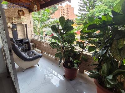 Casa de 5 alcobas en venta en Laureles, Medellín, 212 m² · foto 3 de 17