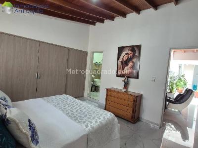 Casa de 5 alcobas en venta en Laureles, Medellín, 212 m² · foto 5 de 17