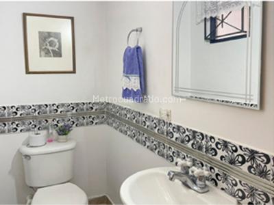 Casa de 5 alcobas en venta en Pontevedra, Bogotá, 240 m² · foto 2 de 15