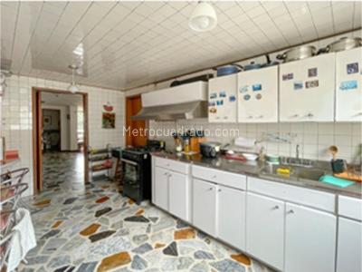 Casa de 5 alcobas en venta en Pontevedra, Bogotá, 240 m² · foto 3 de 15