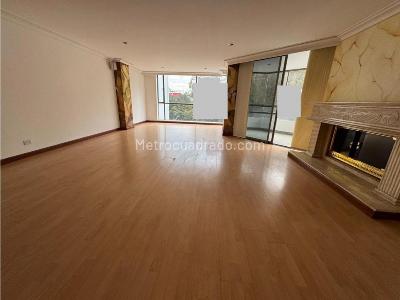 Apartamento de 3 alcobas en venta en La Carolina, Bogotá, 270 m² · foto 2 de 9