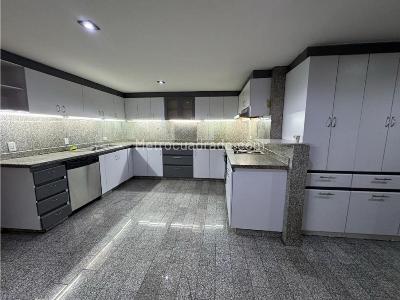 Apartamento de 3 alcobas en venta en La Carolina, Bogotá, 270 m² · foto 4 de 9