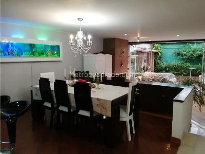 Casa de 3 alcobas en venta en Santa Paula, Bogotá, 257 m² · foto 3 de 20