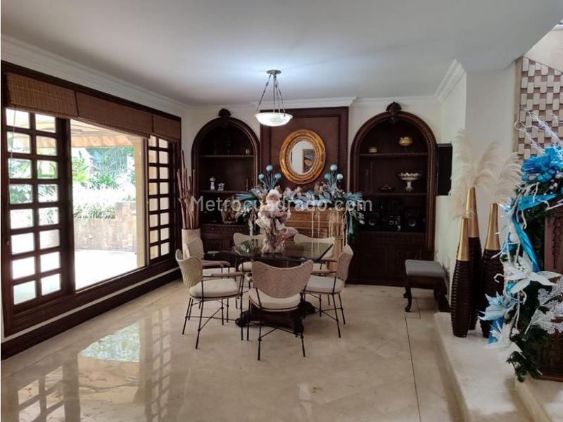 Beautiful 5BR House with Garden in Poblado - 4