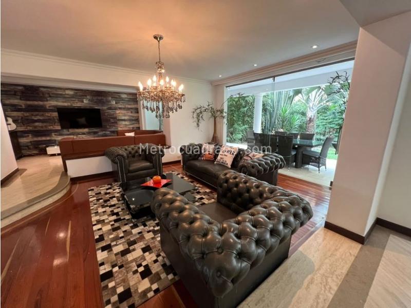 Modern 4BR House with Parking in El Poblado - 2