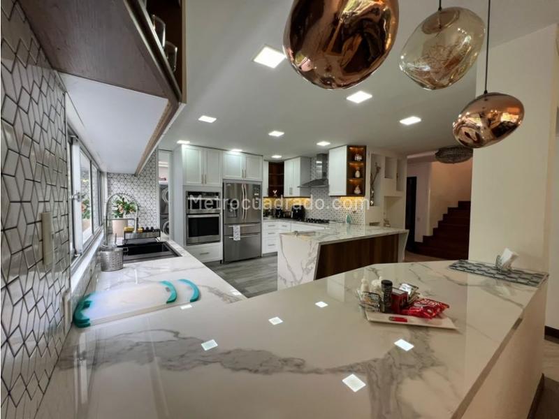 Modern 4BR House with Parking in El Poblado - 4