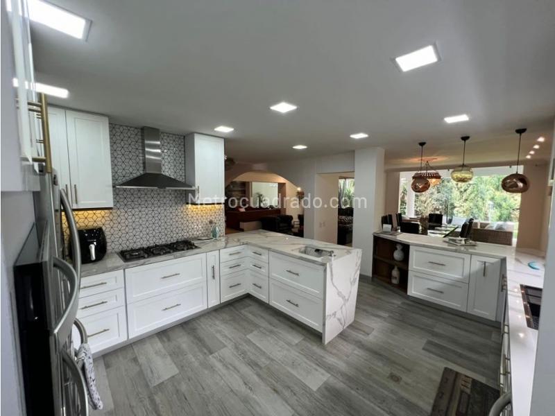 Modern 4BR House with Parking in El Poblado - 5