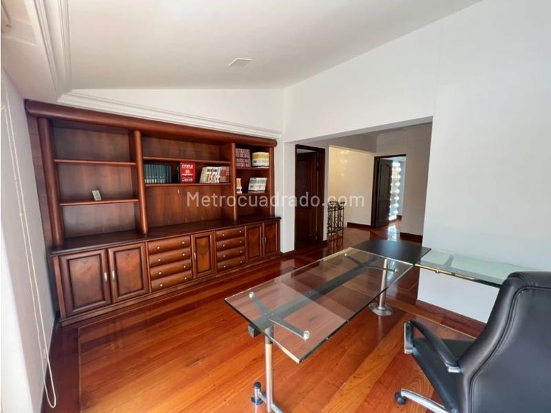 Modern 4BR House with Parking in El Poblado - 8