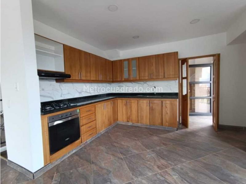 4BR House in Escobero (698 m²)