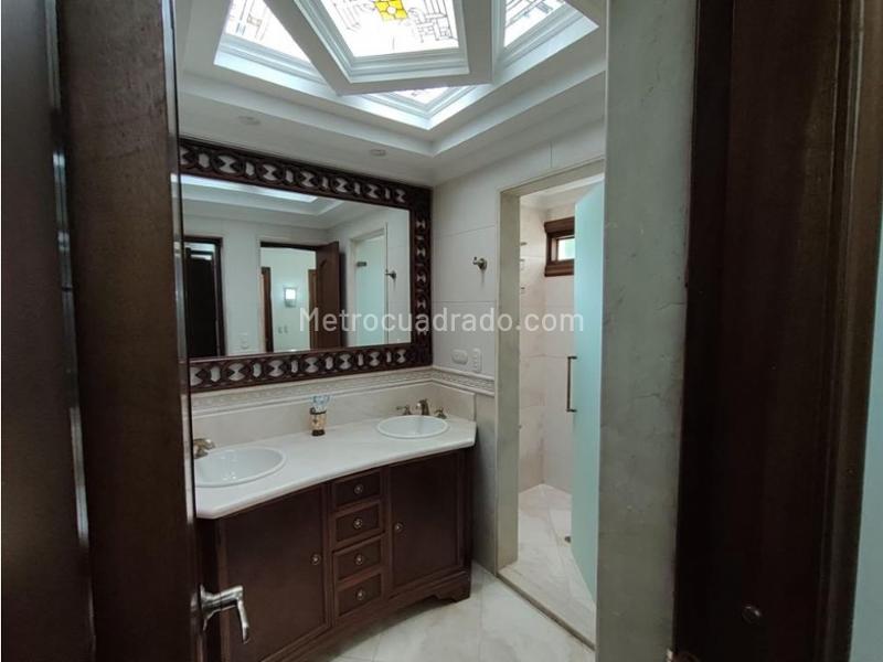 Casa Hermosa de 5 Alcobas con Jardín en El Poblado - 9