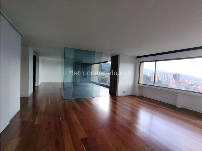 Spacious 3BR Apartment in Altos Del Poblado - 3