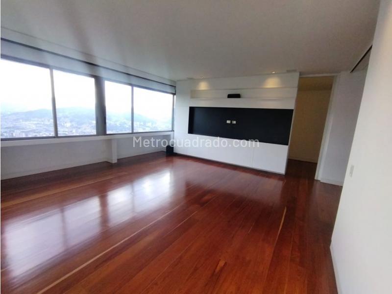 Spacious 3BR Apartment in Altos Del Poblado - 9