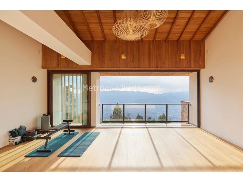 Luxurious 5BR House with Panoramic Views in Alto De Las Palmas - 2