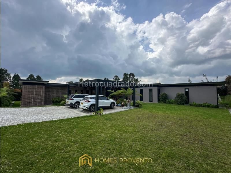 Modern 4BR House with Pet-Friendly Policy in Alto de las Palmas