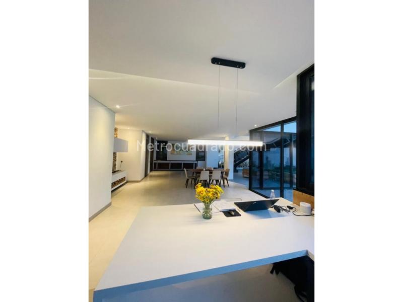 Casa Amplia de 3 Alcobas con 8 Garajes en Altos del Poblado - 4