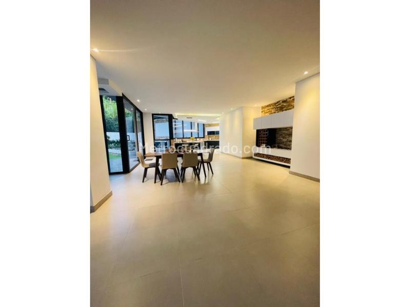 Casa Amplia de 3 Alcobas con 8 Garajes en Altos del Poblado - 5